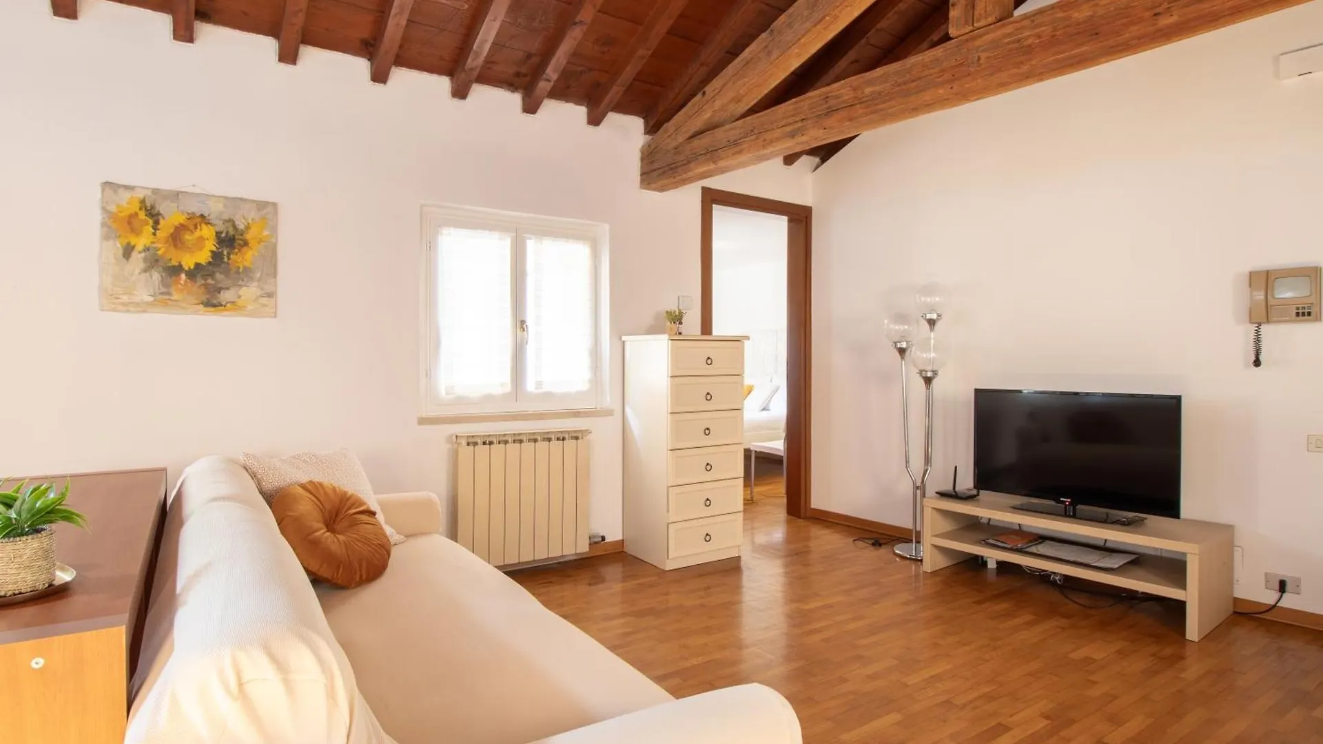 Apartment Central Romantic Attic In Verona City Center Italy